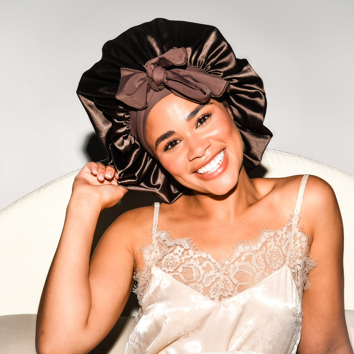 Bonnet à nouer en satin multi-usage